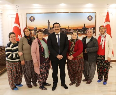 Arslanköy Kadınlar Tiyatro Topluluğu'ndan Başkan Atilla'ya Ziyaret