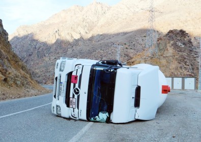 LPG Yüklü Tanker Devrildi Yol Trafiğe Kapatıldı