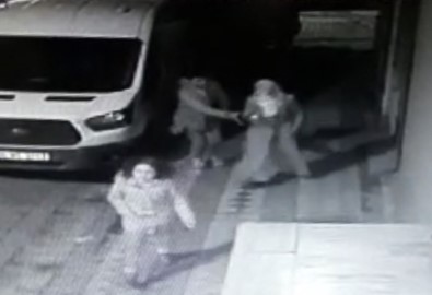 (Özel) İstanbul'da Çocuğuyla Yürüyen Kadına Kapkaç Şoku Kamerada