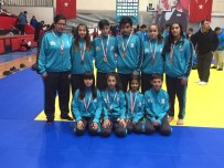 KOCAPıNAR - Salihlili Judocular, Uşak'ta Madalyaları Topladı