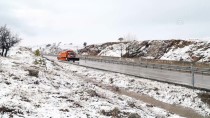 KAR TEMİZLEME - Sivas'ta Kar Yağışı