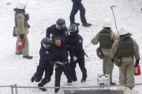 UKRAYNA PARLAMENTOSU - Ukrayna'daki Çatışmalarda 8 Polis Yaralandı