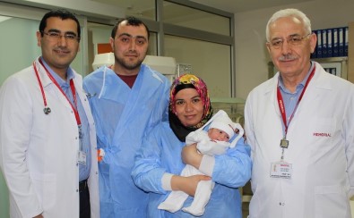 Ameliyatla Hayata Dönen Bebeğe Doktorlarının Adı Verild