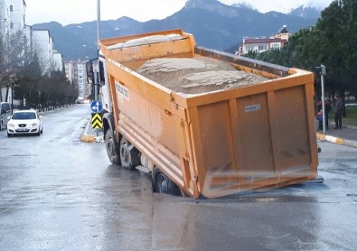 Asfalt Çöktü, Kum Yüklü Kamyon Çukura Düştü