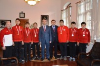 HASAN CAN - Başarılı Genç Güreşçilerden Kaymakam Sırmalı'ya Ziyaret