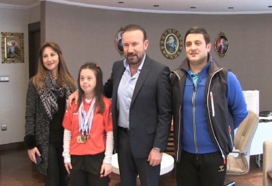 Başkan Doğan'dan Şampiyon Yüzücüyü Altın
