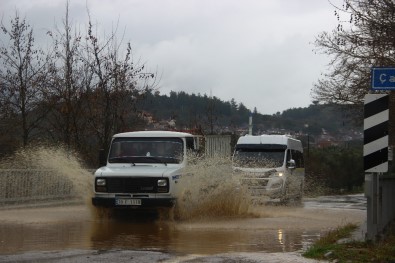 Çatılar uçtu, tekneler battı, alt geçitler göle döndü