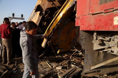 Mısır'daki Tren Kazasında Ölü Sayısı 15'E Yükseldi