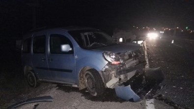 Niğde'de İki Otomobil Kafa Kafaya Çarpıştı Açıklaması 4 Yaralı