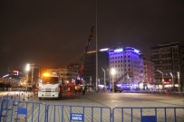 Taksim'de Atıl Durumdaki Aydınlatma Direkleri Kaldırıldı