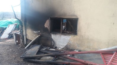 Apartmanın Kazan Dairesinden Çıkan Yangın Korkuttu
