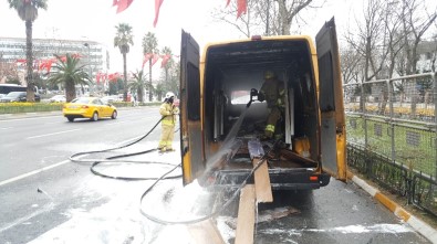 Vatan Caddesi'nde Yanan PTT Aracı Trafiği Durdurdu