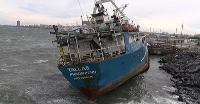 İstanbul'da Fırtına Açıklaması Gemi Karaya Oturdu