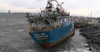KIYI EMNİYETİ - İstanbul'da Fırtına Açıklaması Gemi Karaya Oturdu