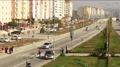 Kırmızı Işık İhlali Yapan Sürücünün Çarptığı Bisikletli Ölümden Döndü
