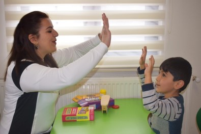 5 Yaşındaki Otizmli Aras At Ve Havuz Terapisi Sayesinde Konuşmaya Başladı