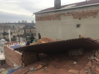 SARIYER BELEDİYESİ - Sarıyer'de Gecekondunun Çatısı Uçtu, Vatandaşlar Belediyeye İsyan Etti