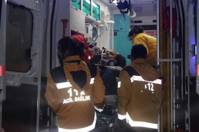 Yolcu Minibüsü İle Hafif Ticari Araç Çarpıştı Açıklaması 10 Yaralı