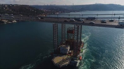 Dev Platformun İstanbul Boğazı'ndan Geçişi Sürüyor
