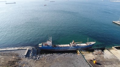 ( Özel)Zeytinburnu'nda Karaya Oturan Gemi Havadan Görüntülendi