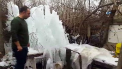 Patlayan Borudan Fışkıran Su Buz Tuttu