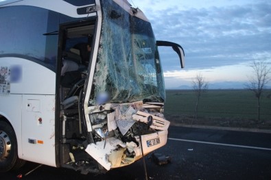 Yolcu Otobüsü Kamyona Arkadan Çarptı Açıklaması 10 Yaralı
