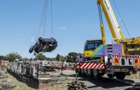 SIDNEY - Avustralya'da Araç Mezarlığa Daldı