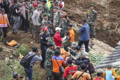 Endonezya'da Toprak Kayması Açıklaması 4 Ölü