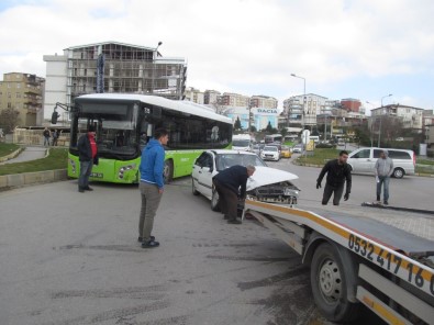 Halk Otobüsüyle Otomobil Çarpıştı Açıklaması 2 Yaralı
