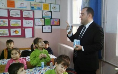 Kaymakam Öğrencilere Süt Dağıttı