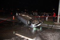 Refüje Çarpan Otomobil Takla Attı Açıklaması 2 Yaralı