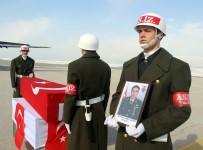 ULAŞTIRMA DENİZCİLİK VE HABERLEŞME BAKANI - Şehit Piyade Teğmen Ahmet Aktepe'nin Naaşı, Baba Ocağı Erzurum'a Getirildi