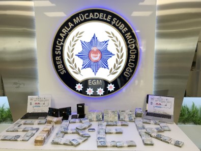 Bitcoin Dolandırıcısının Evinden Çıkan Paralar Sergilendi