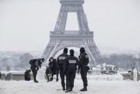 Eyfel Kulesi Kar Yağışı Nedeniyle Kapatıldı