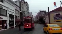 Taksim'de Nostaljik Tramvay Kablolara Takıldı, Etrafa Kıvılcımlar Saçıldı