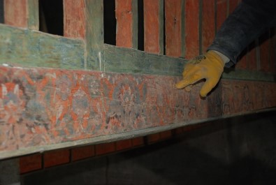 Restorasyonda Yağlı Boyanın Altından 16'Ncı Yüzyıl Kalem İşlemesi Eser Ortaya Çıkarıldı