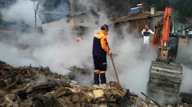 Tosya'da Yangında Hayatını Kaybeden Yaşlı Kadının Kemikleri Enkaz Altında Bulundu