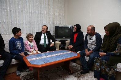 Vali Pehlivan 'Evimdesin Öğretmenim Projesi' Kapsamında Aile Ziyaretleri Yaptı