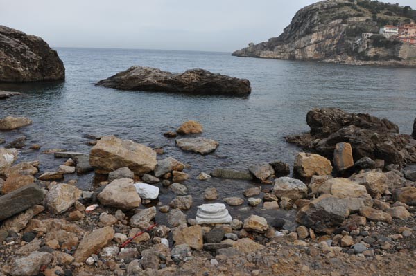 Fırtınada tarihi eserler sahile vurdu