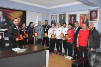 BOKSÖR - Başarılı Boksörlere Plaket