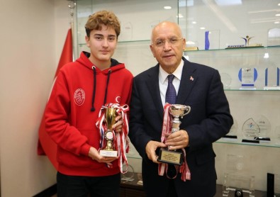 Genç Eskrimci Başkan Yaşar'ı Ziyaret Etti