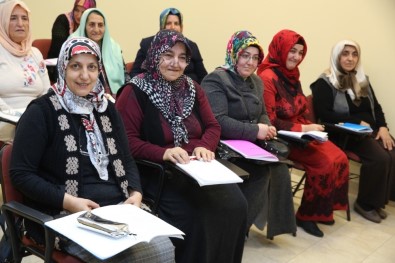 İlk Kez Kalem Tutan Kadınların Heyecanı Duygulandırdı