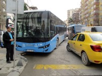TİCARİ TAKSİ - Kadıköy'de Halk Otobüsü Ve Ticari Taksi Çarpıştı Açıklaması 1 Yaralı