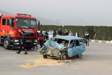 Otomobil İle Minibüs Çarpıştı Açıklaması 1 Ölü, 2 Yaralı