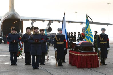 Rus Pilot Filipov'un Cenaze Törenine Binlerce Kişi Katıldı