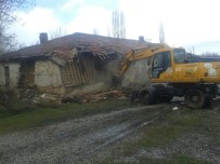 ÇEVRE KIRLILIĞI - Seydişehir Belediyesi Metruk Binaların Yıkımına Devam Ediyor