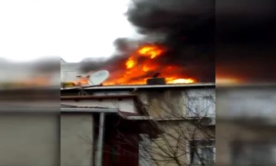Beyoğlu'nda 4 Katlı Binanın Çatısı Alev Alev Yandı