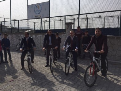 Çat'ta Başarılı Öğrencilere Bisiklet Hediye Edildi