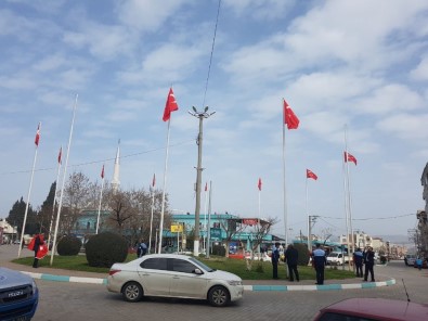 Gölmarmara'daki Türk Bayrakları Yenilendi