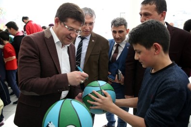 Merkezefendi'de Basketbol Topu Dağıtımı Sürüyor